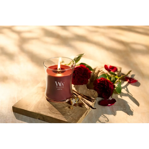 Ароматична свічка з ароматом троянди та спецій