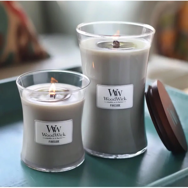 Ароматична свічка з ароматом копченого дерева та яблучної шкірки