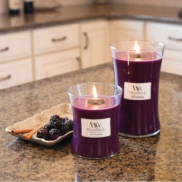 Ароматична свічка з ароматом ожини з корицею