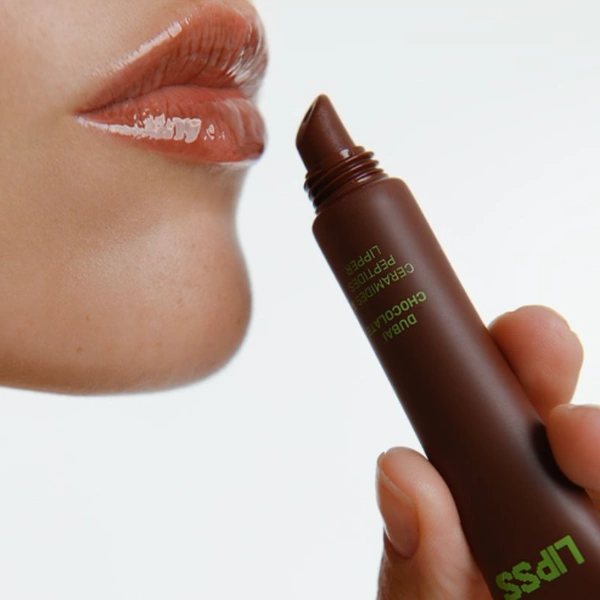 Блиск для губ з пептидамиз ароматом дубайського шоколаду