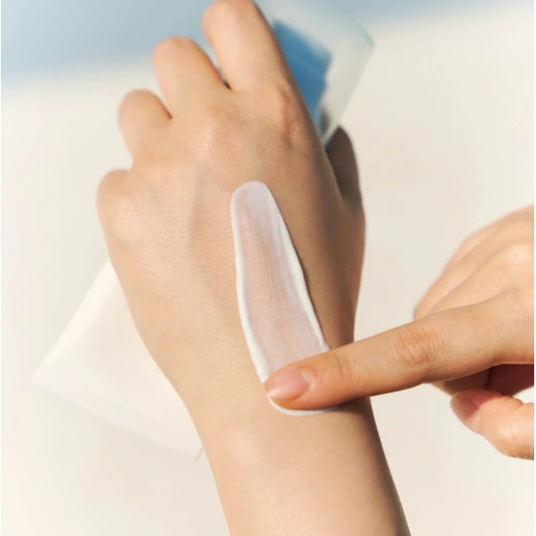 Легка сонцезахисна крем-сироватка для обличчя