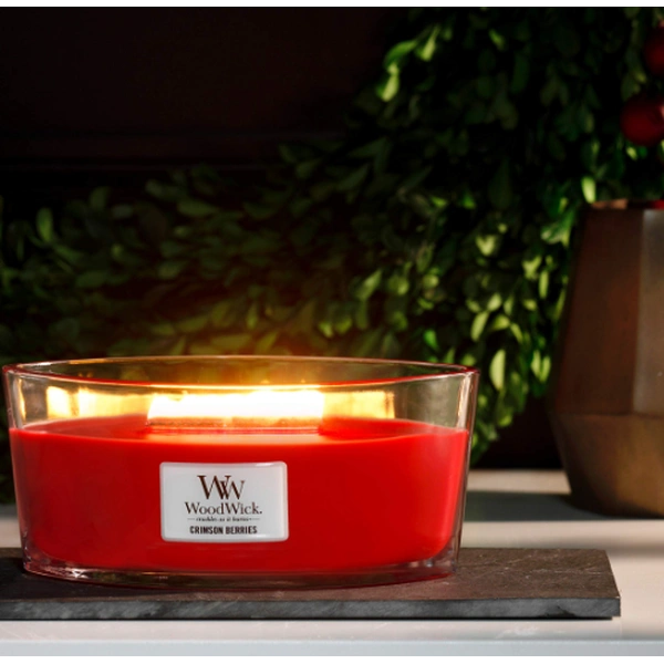 Ароматична свічка з ароматом різдвяних ягід
