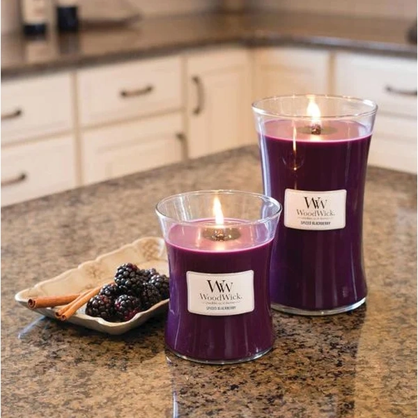 Ароматична свічка з ароматом ожини та кориці