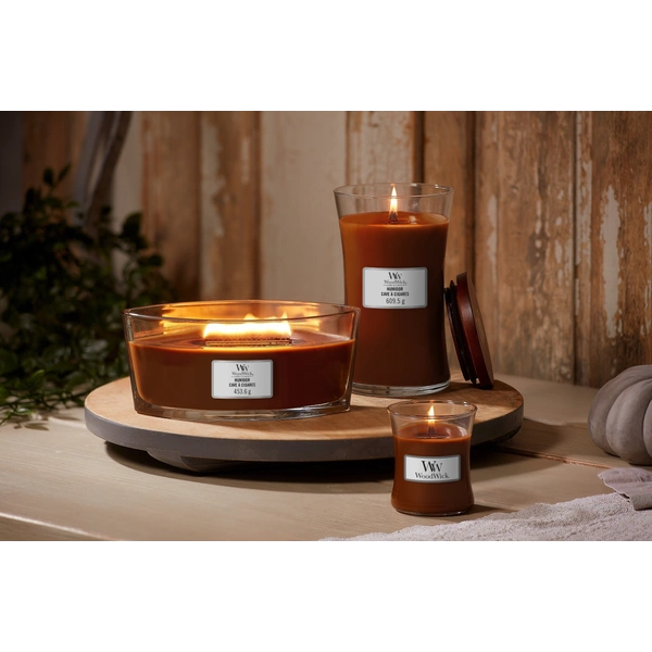 Ароматична свічка з ароматом суміші тютюнового листя та замші