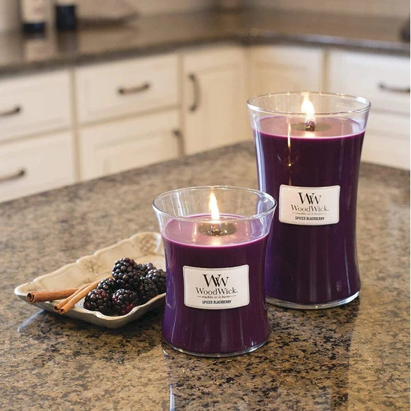 Ароматична свічка з ароматом ожини та кориці