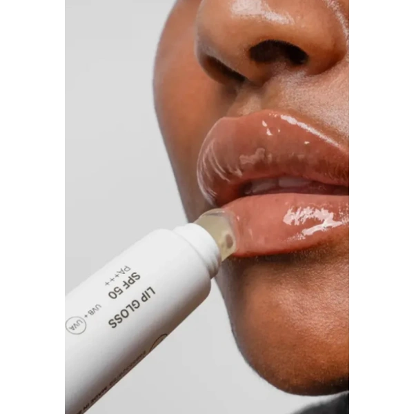 Зволожувальний бальзам для губ з кольором