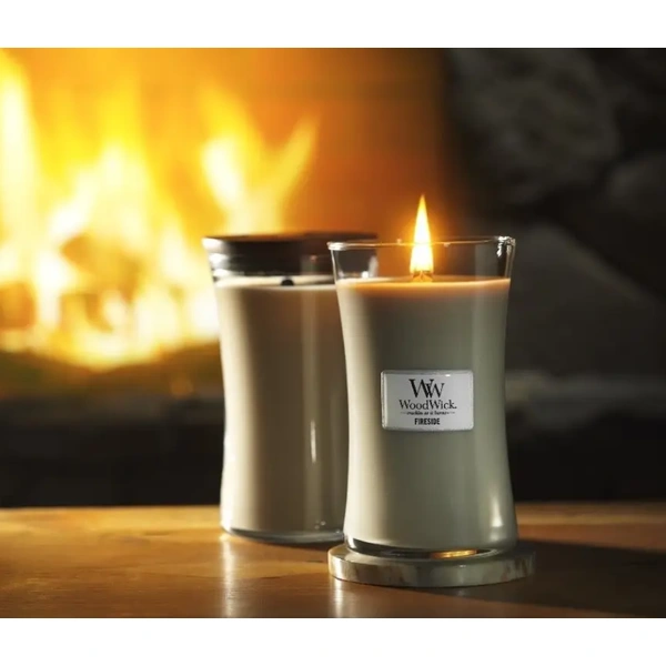 Ароматична свічка з ароматом копченого дерева та яблучної шкірки