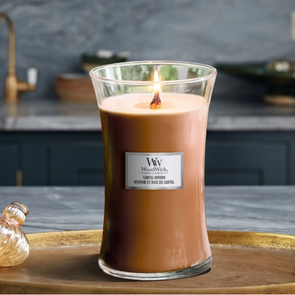 Ароматична свічка з ароматом червоного дерева, евкаліпта та амбри