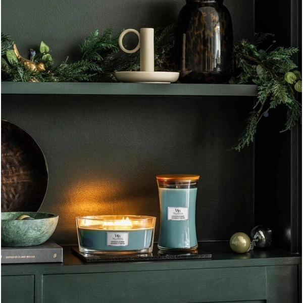 Ароматична свічка з ароматом сосни, свіжого повітря та кашеміру