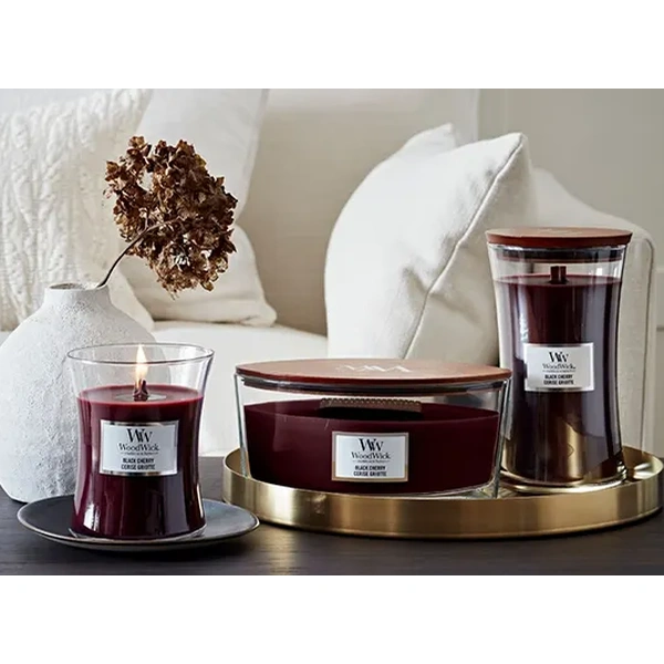Ароматична свічка з ароматом темної вишні та амбри