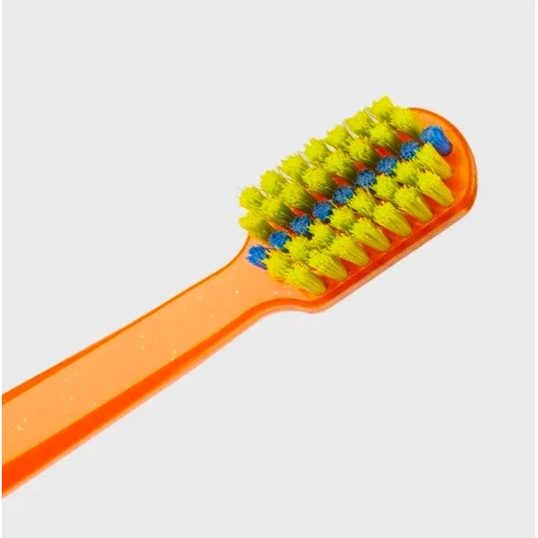 Ортодонтична зубна щітка з заглибленням