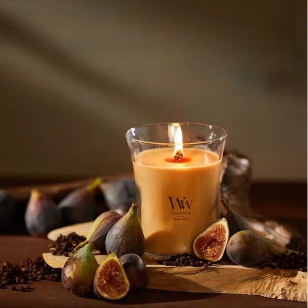Ароматична свічка з ароматом інжиру та гваякового дерева