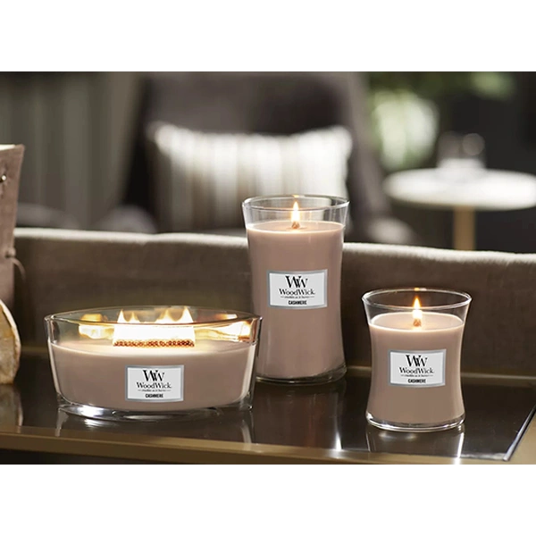 Ароматична свічка з ароматом айви, ірису та сандалу