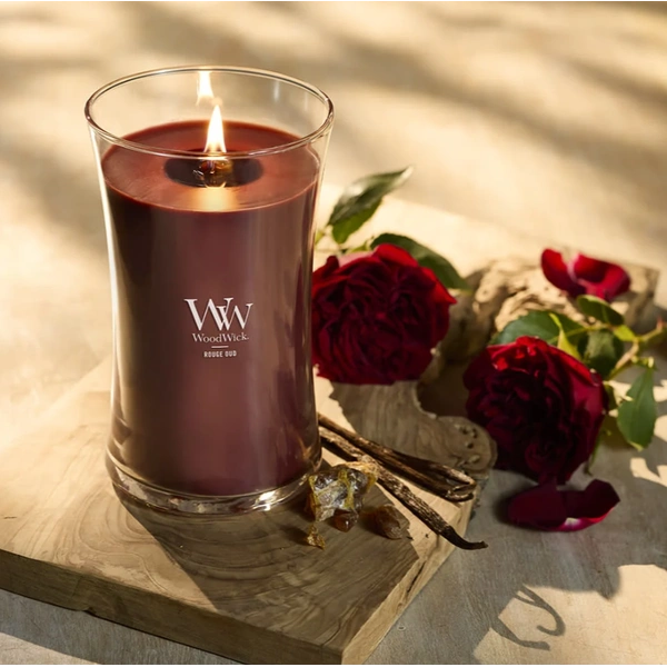 Ароматична свічка з ароматом троянди та спецій
