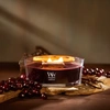 Ароматична свічка з ароматом темної вишні та амбри