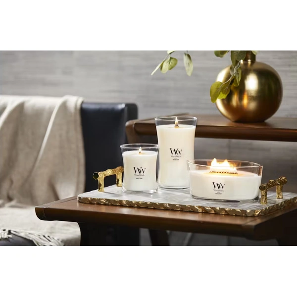 Ароматична свічка з ароматом сандалового дерева і дубом, з відтінками моху та кедра