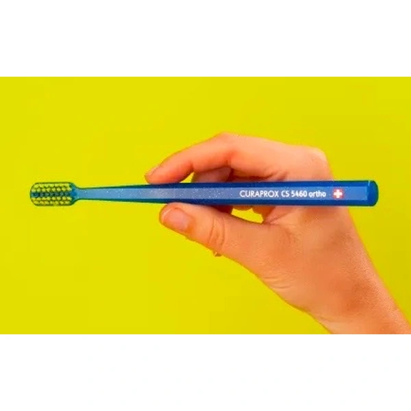 Ортодонтична зубна щітка з заглибленням